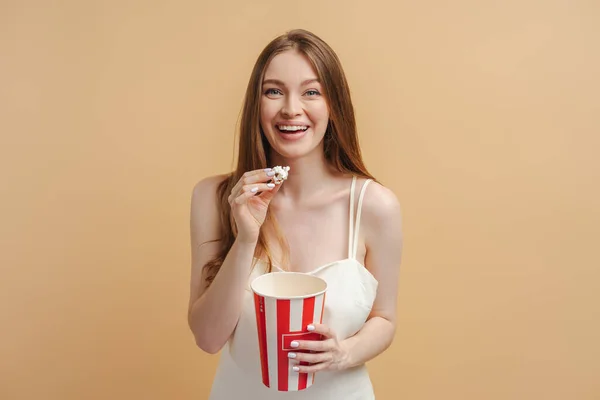 Ritratto Donna Caucasica Eccitata Che Guarda Film Che Mangia Popcorn — Foto Stock