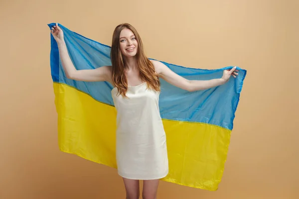 Портрет Красивой Улыбающейся Женщины Элегантном Платье Зубастой Улыбкой Держащей Украинский — стоковое фото