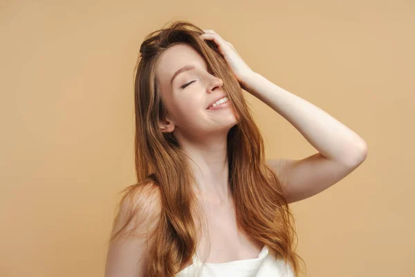Schöne Frau Berührt Haare Isoliert Auf Dem Hintergrund — Stockfoto
