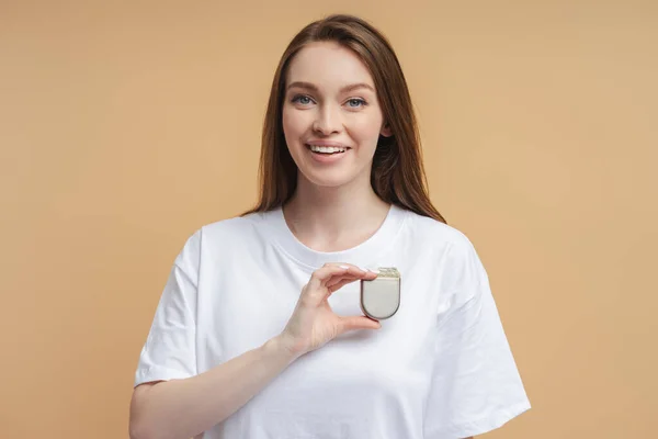 Jonge Glimlachende Vrouw Met Cardio Stimulator Pacemaker Kijkend Naar Camera — Stockfoto