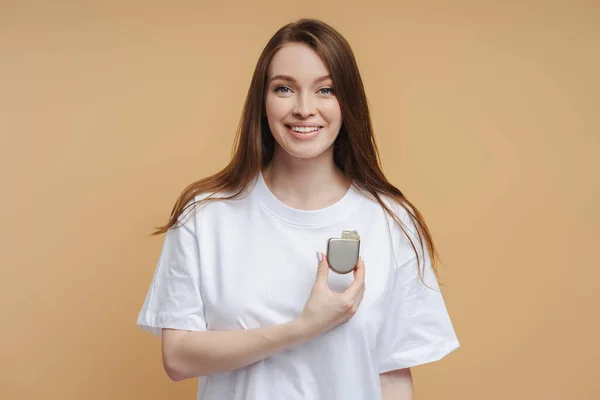 Portrait Attractive Woman White Shirt Holding Pacemaker Hands Looking Camera — Stock Photo, Image