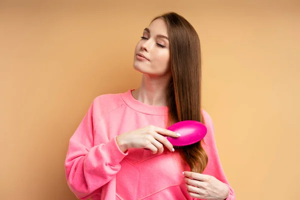 Cute Attractive Woman Closed Eyes Wearing Pink Sweatshirt Brushing Her — Stock Photo, Image