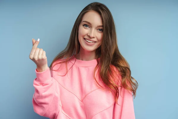 Porträt Einer Lächelnden Frau Mit Langen Haaren Rosafarbenen Sweatshirt Die — Stockfoto