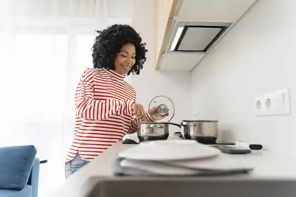 Retrato Sorrindo Bela Mulher Afro Americana Cozinhar Cozinha Moderna Elegante — Fotografia de Stock