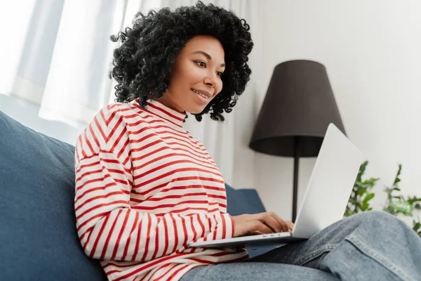 Güzel Gülümseyen Afro Amerikan Kadın Evden Çalışan Dizüstü Bilgisayar Kullanan — Stok fotoğraf