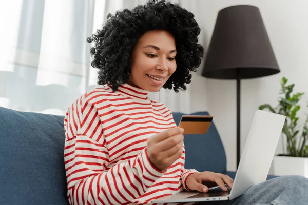 Gülümseyen Afro Amerikan Kadın Dizüstü Bilgisayar Kullanıyor Kredi Kartı Alışverişi — Stok fotoğraf