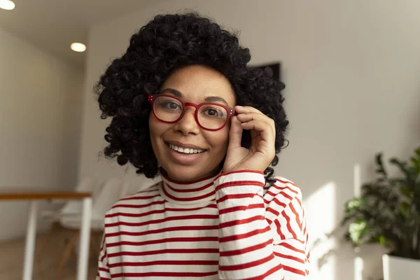 Portrait Attractive Smiling African American Woman Wearing Stylish Red Glasses — Stock Photo, Image