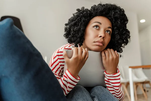 疲れたアフリカ系アメリカ人女性が 自宅に一人で座っているラップトップを持ち 不幸を感じている インドネシア — ストック写真