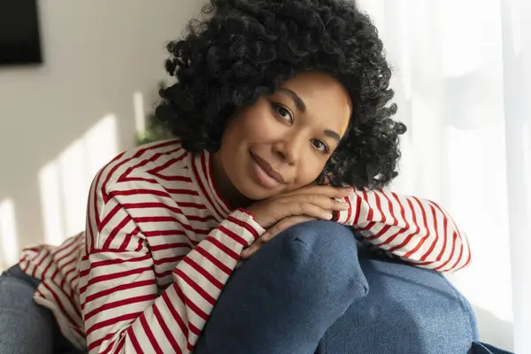Портрет Красивой Улыбающейся Афроамериканки Вьющимися Волосами Смотрящей Камеру Дома — стоковое фото