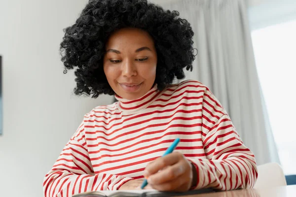 Een Glimlachende Afro Amerikaanse Vrouw Schrijvers Die Aantekeningen Maken Slimme — Stockfoto