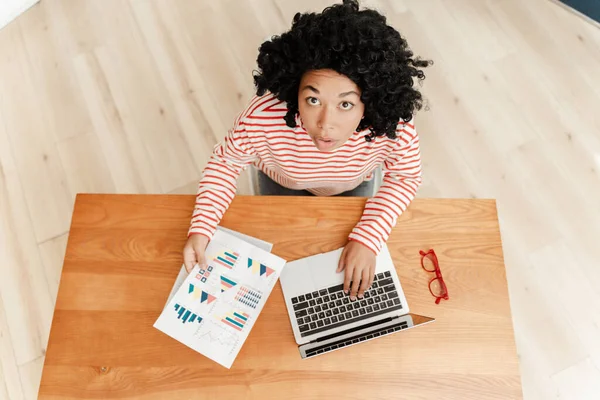 Porträtt Upphetsad Afroamerikansk Affärskvinna Som Sitter Vid Skrivbordet Använder Laptop — Stockfoto