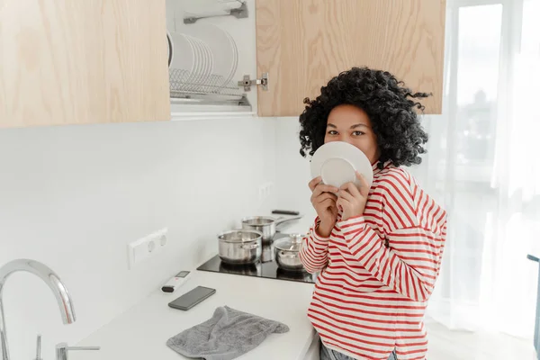 Ritratto Donna Afroamericana Positiva Piedi Cucina Appartamento Moderno Pulizia Femminile — Foto Stock