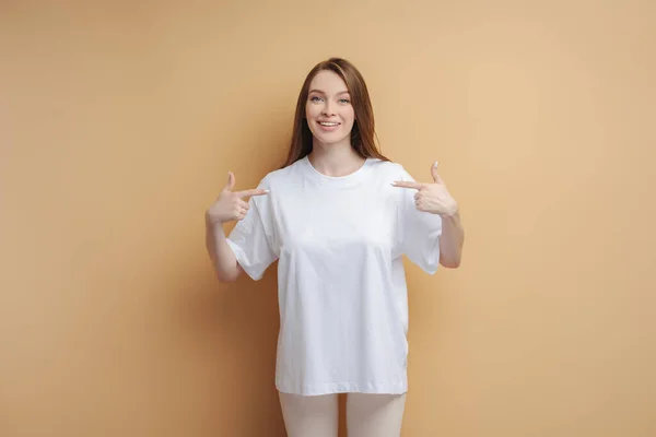 Mooie Glimlachende Vrouw Met Wit Shirt Wijzend Naar Camera Geïsoleerd — Stockfoto