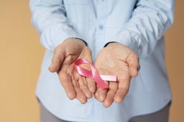 Arka planda pembe kurdeleli bir kadın var. Göğüs kanseri farkındalığı ayı konsepti