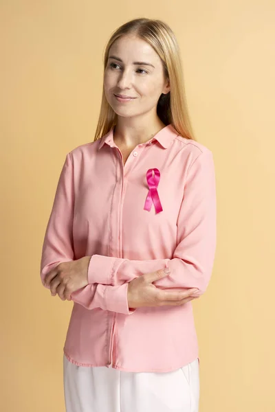 Lachende Vrouw Met Roze Lint Geïsoleerd Achtergrond Bewustmakingsmaand Borstkanker — Stockfoto