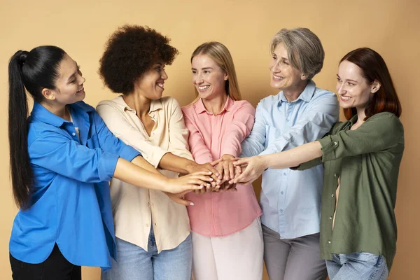 Eine Gruppe Lächelnder Multiethnischer Frauen Bunten Shirts Die Vereinzelt Auf — Stockfoto