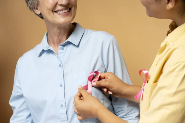Lachende Vrouwen Hechten Roze Lint Geïsoleerd Achtergrond Gezondheidszorg Bewustmakingsmaand Borstkanker — Stockfoto