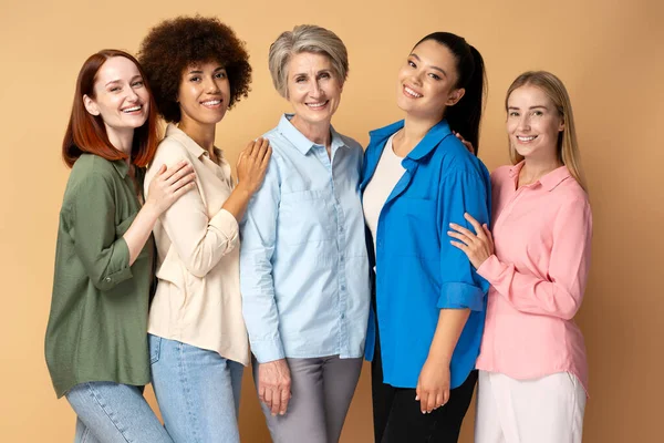 Groep Van Lachende Multiraciale Vrouwen Dragen Stijlvolle Shirts Kijken Naar — Stockfoto