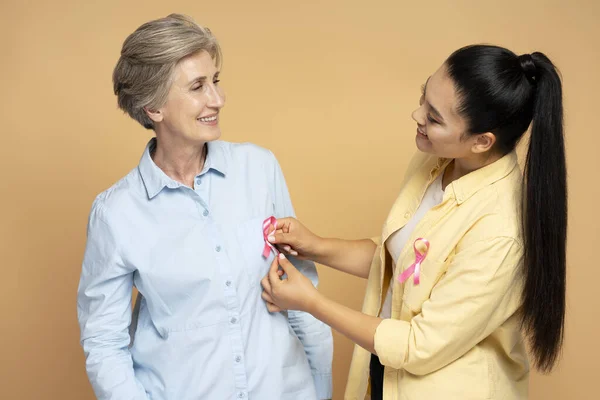 Lachende Vrouwen Hechten Roze Lint Geïsoleerd Achtergrond Bewustmakingsmaand Borstkanker — Stockfoto