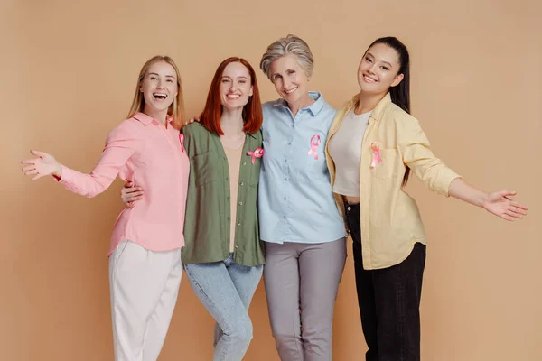 Grupo Mulheres Usando Fita Rosa Isolada Fundo Saúde Consciência Cancro — Fotografia de Stock