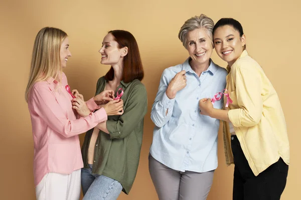 Multiraciale Vrouwen Hechten Roze Lint Geïsoleerd Achtergrond Bewustmakingsmaand Borstkanker — Stockfoto
