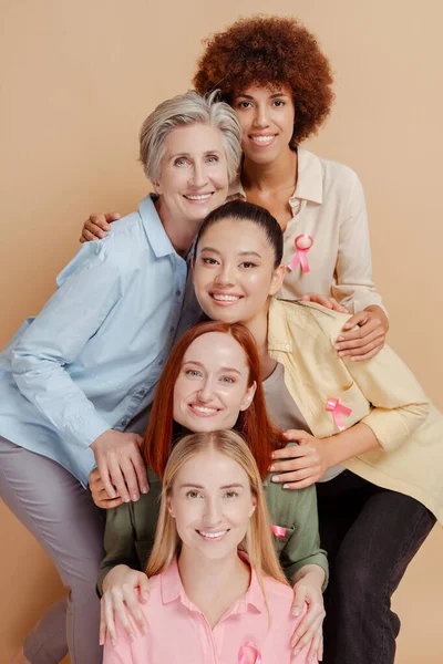 Groep Van Lachende Vrouwen Met Borstkanker Roze Lint Knuffelen Ondersteunen — Stockfoto