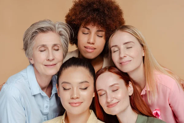 Жінки Закритими Очима Носять Рожеву Стрічку Раку Молочної Залози Охорона — стокове фото
