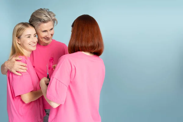 Glimlachende Multi Etnische Vrouwen Dragen Shirts Met Roze Lint Geïsoleerd — Stockfoto