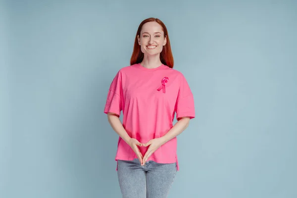 Glimlachende Vrouw Met Borstkanker Roze Lint Geïsoleerd Blauwe Achtergrond Borstkanker — Stockfoto
