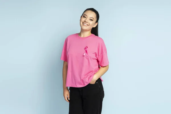 Lachende Aziatische Vrouw Met Borstkanker Roze Lint Geïsoleerd Achtergrond Bewustwording — Stockfoto