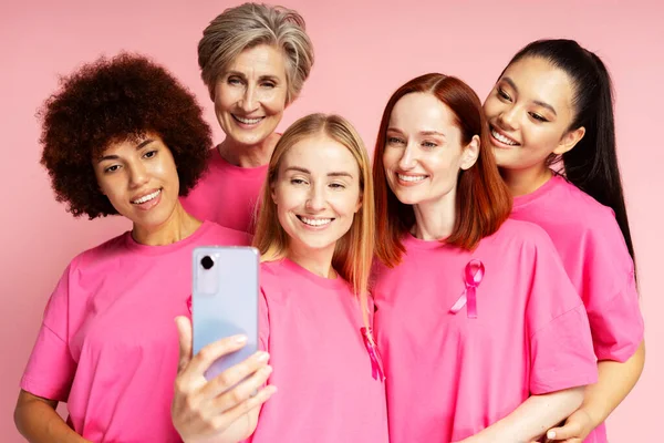 Mulheres Sorridentes Com Câncer Mama Fita Rosa Segurando Telefone Celular — Fotografia de Stock