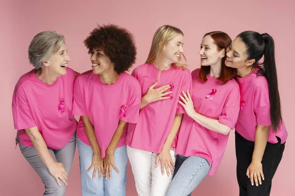 Улыбающиеся Многоэтнические Женщины Футболках Розовой Ленточкой Коммуникации Изолированы Розовом Фоне — стоковое фото