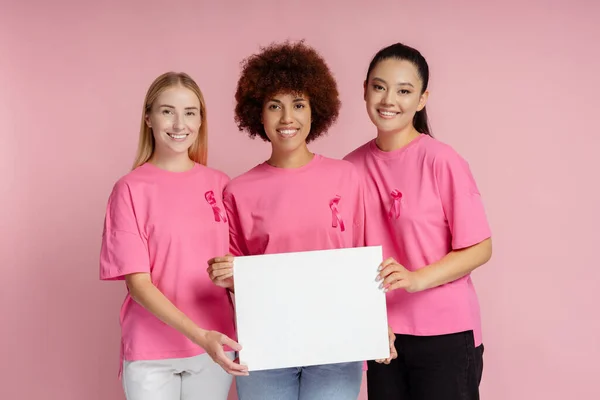 Lächelnde Frauen Mit Brustkrebs Rosa Schleife Hält Leeres Brett Isoliert — Stockfoto