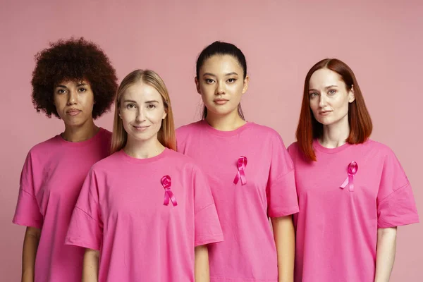 Groep Van Multiraciale Vrouwen Dragen Shirts Met Borstkanker Roze Lint — Stockfoto