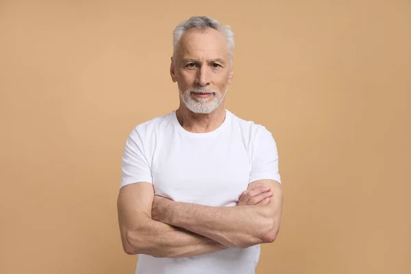 Beyaz Kendine Güvenen Yakışıklı Yaşında Emekli Bir Adam Gülümsüyor Kameraya — Stok fotoğraf