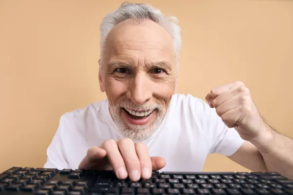 Emozionato Uomo Anziano Digitando Sulla Tastiera Giocare Videogioco Celebrazione Successo — Foto Stock
