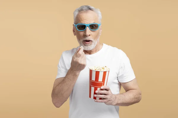 Eccitato Uomo Anziano Indossa Occhiali Mangiare Popcorn Guardare Film Isolato — Foto Stock