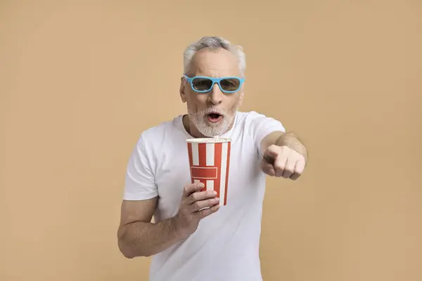 Eccitato Uomo Anziano Indossa Occhiali Tenendo Secchio Popcorn Guardando Film — Foto Stock