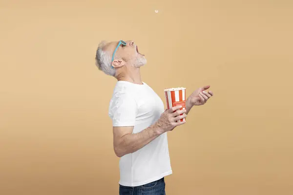 Ritratto Uomo Anziano Con Occhiali Che Mangia Popcorn Guardando Film — Foto Stock
