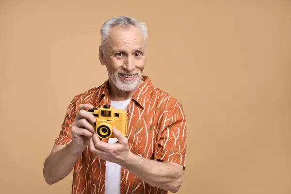 Bello Uomo Anziano Caucasico Elegante Turista Viaggiatore Camicia Casual Arancione — Foto Stock