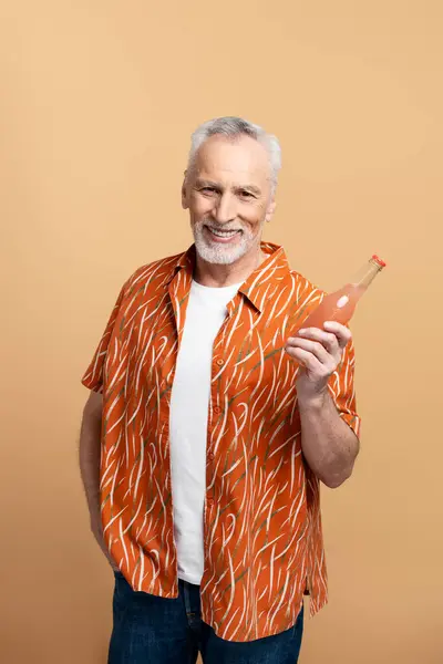 Ritratto Uomo Maturo Sorridente Con Elegante Camicia Arancione Shirt Bianca — Foto Stock
