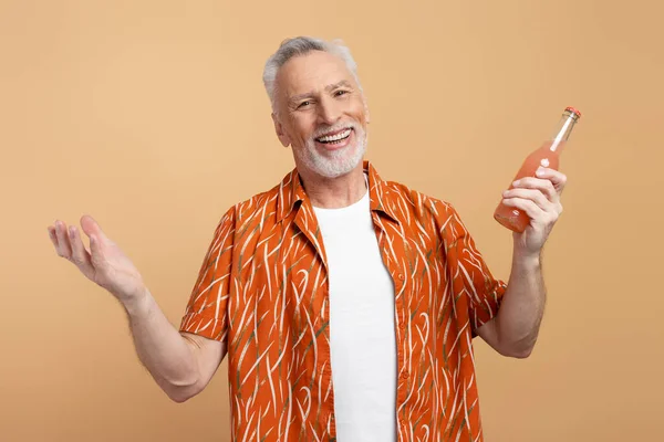 Ritratto Uomo Anziano Sorridente Con Elegante Camicia Arancione Shirt Bianca — Foto Stock