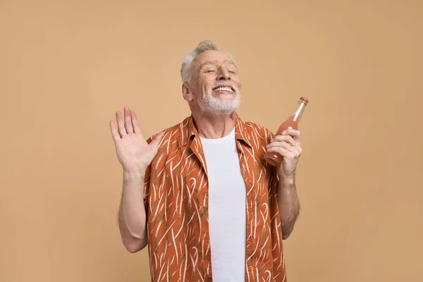 Uomo Anziano Caucasico Anni Camicia Arancione Con Limonata Rinfrescante Sorridente — Foto Stock