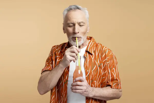 Homme Séduisant Pensionné Vêtu Une Chemise Élégante Buvant Cocktail Paille — Photo