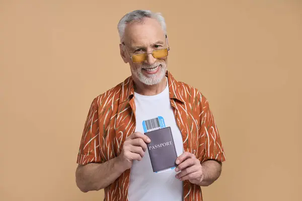 Happy Senior Reiziger Man Stijlvolle Gele Bril Oranje Shirt Gaan — Stockfoto
