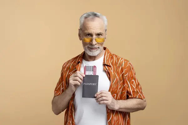 Homem Sênior Óculos Laranja Elegantes Segurando Passaporte Cartão Embarque Isolado — Fotografia de Stock