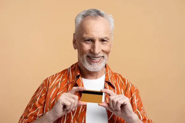 Kredi Kartı Tutan Gülümseyen Yaşlı Adamın Portresi Bej Arka Planda — Stok fotoğraf