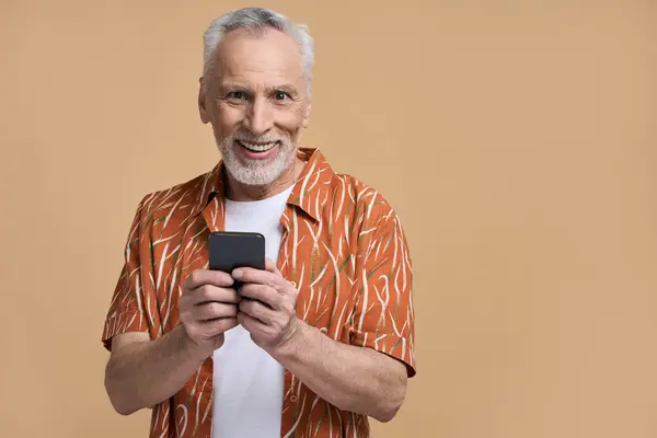 Uomo Anziano Dai Capelli Grigi Sorridente Con Smartphone Navigazione Internet — Foto Stock