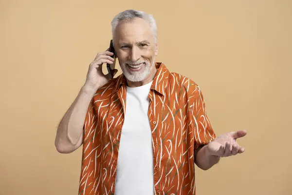 Sonriendo Positivo Pensionista Pelo Gris Utilizando Teléfono Inteligente Aislado Sobre — Foto de Stock