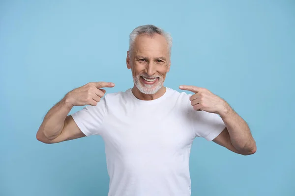 Kaukasischer Grauhaariger Bärtiger Älterer Mann Der Weißes Shirt Trägt Und — Stockfoto